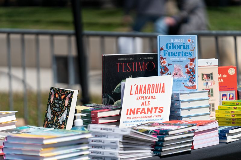 <div class='imageHoverDetail'>
             <p class='imageHoverTitle twoLineBreak'>Taulell amb llibres de literatura infantil i juvenil a una parada del recinte...</p>
             <p class='imageHoverAutor oneLineBreak'>Autor: Mònica Moreno</p>
             <button class='imageHoverBtn'>Mostra els detalls de la imatge <span class='sr-only'>Taulell amb llibres de literatura infantil i juvenil a una parada del recinte...</span></button>
             </div>