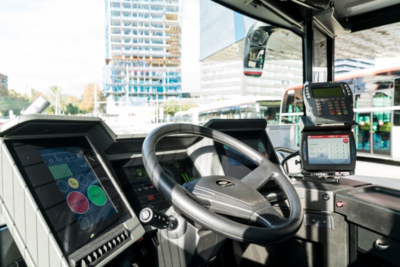 <div class='imageHoverDetail'>
             <p class='imageHoverTitle twoLineBreak'>Interior de la cabina del conductor amb el volant i les pantalles informatives</p>
             <p class='imageHoverAutor oneLineBreak'>Autor: Carlota Serarols</p>
             <button class='imageHoverBtn'>Mostra els detalls de la imatge <span class='sr-only'>Interior de la cabina del conductor amb el volant i les pantalles informatives</span></button>
             </div>