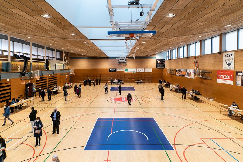 <div class='imageHoverDetail'>
             <p class='imageHoverTitle twoLineBreak'>Vista general de la pista del Poliesportiu Virrei Amat amb les diferents mese...</p>
             <p class='imageHoverAutor oneLineBreak'>Autor: Martí Petit</p>
             <button class='imageHoverBtn'>Mostra els detalls de la imatge <span class='sr-only'>Vista general de la pista del Poliesportiu Virrei Amat amb les diferents mese...</span></button>
             </div>