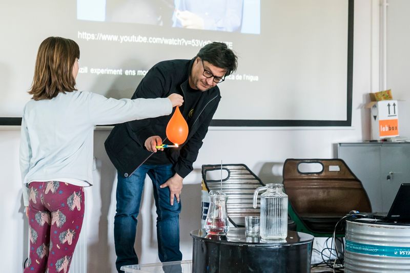 
             Taller en la Fábrica del Sol con un científico y una niña del público que mue...
             Autor: Mariona Gil
             Ver los detalles de la imagen Taller en la Fábrica del Sol con un científico y una niña del público que mue...
             