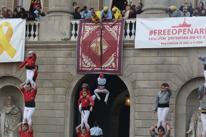 <div class='imageHoverDetail'>
             <p class='imageHoverTitle twoLineBreak'>Pujada al balcó d'un dels Castellers del Poble Sec</p>
             <p class='imageHoverAutor oneLineBreak'>Autor: Laura Llach</p>
             <button class='imageHoverBtn'>Mostra els detalls de la imatge <span class='sr-only'>Pujada al balcó d'un dels Castellers del Poble Sec</span></button>
             </div>