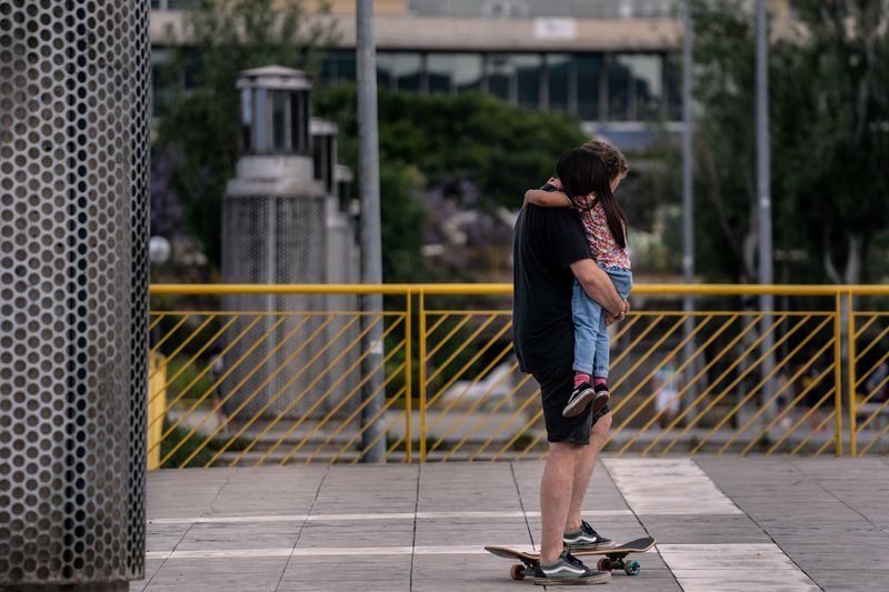 <div class='imageHoverDetail'>
             <p class='imageHoverTitle twoLineBreak'>Un pare abraçant la seva filla a la rambla del Carmel</p>
             <p class='imageHoverAutor oneLineBreak'>Autor: Laura Guerrero</p>
             <button class='imageHoverBtn'>Mostra els detalls de la imatge <span class='sr-only'>Un pare abraçant la seva filla a la rambla del Carmel</span></button>
             </div>