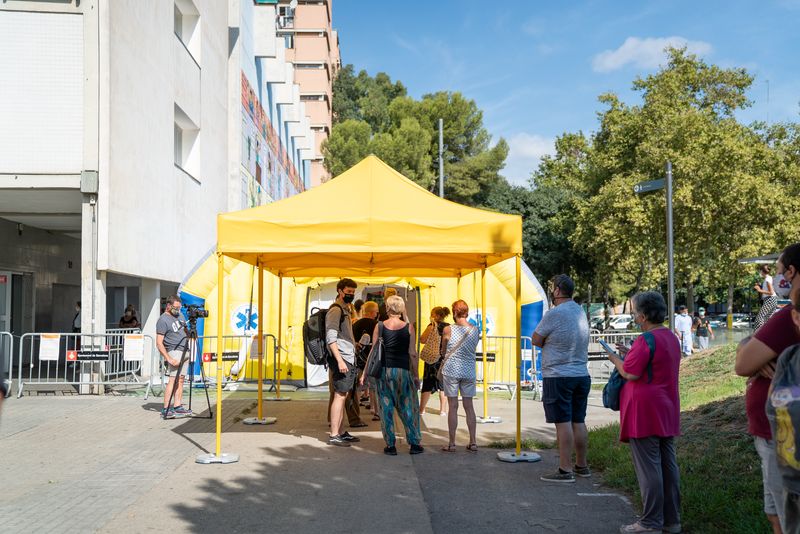 <div class='imageHoverDetail'>
             <p class='imageHoverTitle twoLineBreak'>Veïns i veïnes del Besòs i el Maresme fan cua al costat de l’Àrea Sanitària M...</p>
             <p class='imageHoverAutor oneLineBreak'>Autor: Clara Soler Chopo</p>
             <button class='imageHoverBtn'>Mostra els detalls de la imatge <span class='sr-only'>Veïns i veïnes del Besòs i el Maresme fan cua al costat de l’Àrea Sanitària M...</span></button>
             </div>