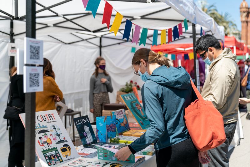 <div class='imageHoverDetail'>
             <p class='imageHoverTitle twoLineBreak'>Gent mira llibres de temàtica infantil en una parada situada al recinte firal...</p>
             <p class='imageHoverAutor oneLineBreak'>Autor: Mònica Moreno</p>
             <button class='imageHoverBtn'>Mostra els detalls de la imatge <span class='sr-only'>Gent mira llibres de temàtica infantil en una parada situada al recinte firal...</span></button>
             </div>