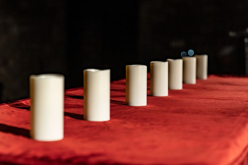 <div class='imageHoverDetail'>
             <p class='imageHoverTitle twoLineBreak'>Sobre una taula, set espelmes apagades perquè les encenguin els representants...</p>
             <p class='imageHoverAutor oneLineBreak'>Autor: Laura Guerrero</p>
             <button class='imageHoverBtn'>Mostra els detalls de la imatge <span class='sr-only'>Sobre una taula, set espelmes apagades perquè les encenguin els representants...</span></button>
             </div>