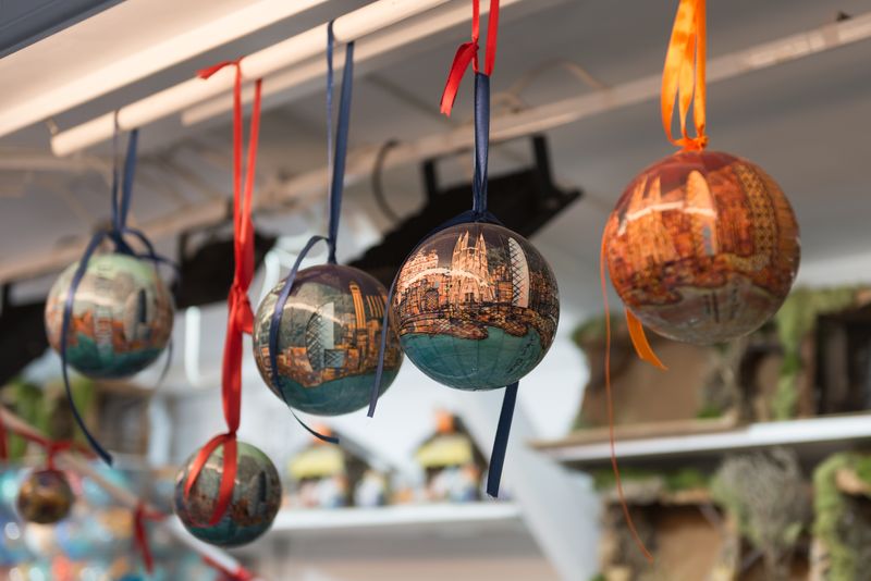 <div class='imageHoverDetail'>
             <p class='imageHoverTitle twoLineBreak'>Tienda de decoraciones de Navidad de la Feria de Santa Llúcia</p>
             <p class='imageHoverAutor oneLineBreak'>Autor: Ceci Fimia</p>
             <button class='imageHoverBtn'>Ver los detalles de la imagen <span class='sr-only'>Tienda de decoraciones de Navidad de la Feria de Santa Llúcia</span></button>
             </div>