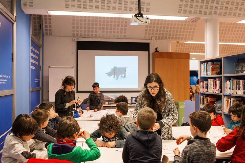 
             Nens participant a un taller d