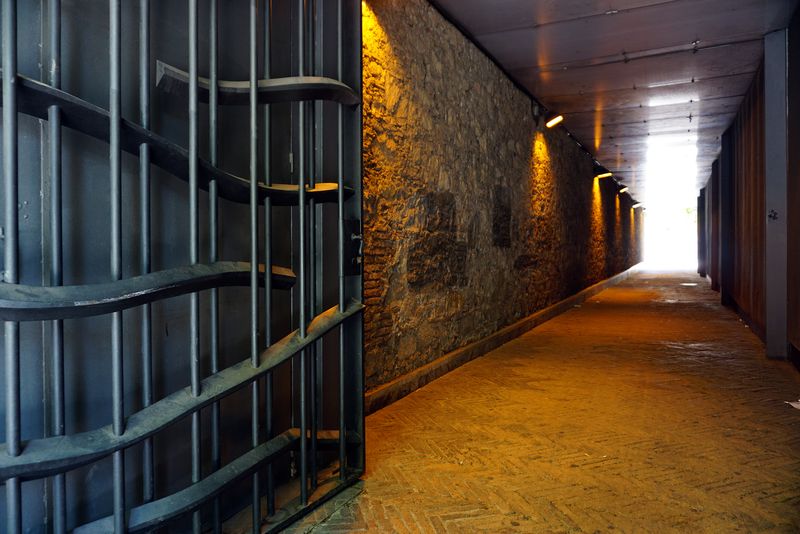 <div class='imageHoverDetail'>
             <p class='imageHoverTitle twoLineBreak'>Jardins de la Torre de les Aigües. Portes</p>
             <p class='imageHoverAutor oneLineBreak'>Autor: Vicente Zambrano González</p>
             <button class='imageHoverBtn'>Mostra els detalls de la imatge <span class='sr-only'>Jardins de la Torre de les Aigües. Portes</span></button>
             </div>