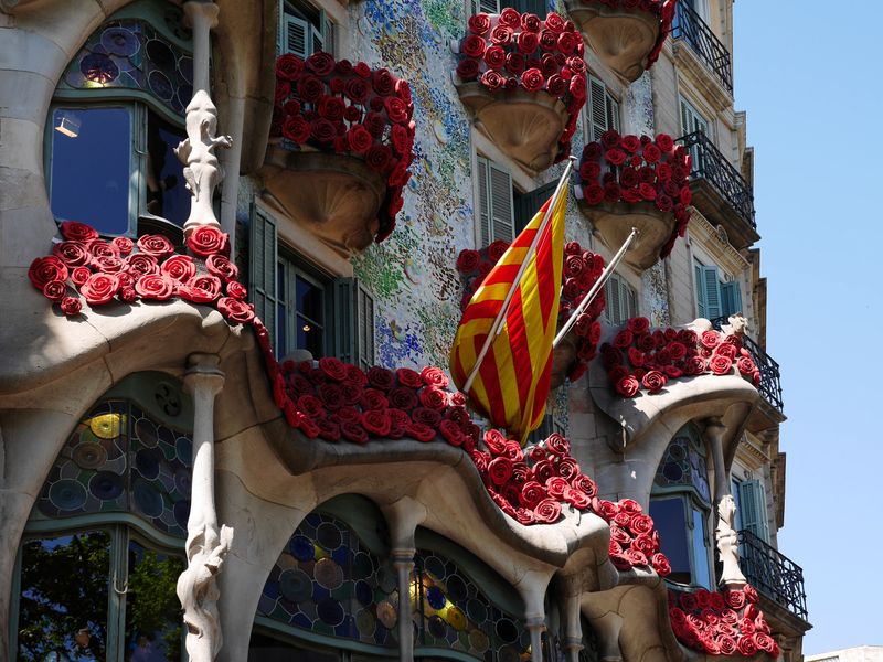 <div class='imageHoverDetail'>
             <p class='imageHoverTitle twoLineBreak'>Casa Batlló amb la façana coberta de roses per celebrar Sant Jordi</p>
             <p class='imageHoverAutor oneLineBreak'>Autor: Vicente Zambrano González</p>
             <button class='imageHoverBtn'>Mostra els detalls de la imatge <span class='sr-only'>Casa Batlló amb la façana coberta de roses per celebrar Sant Jordi</span></button>
             </div>