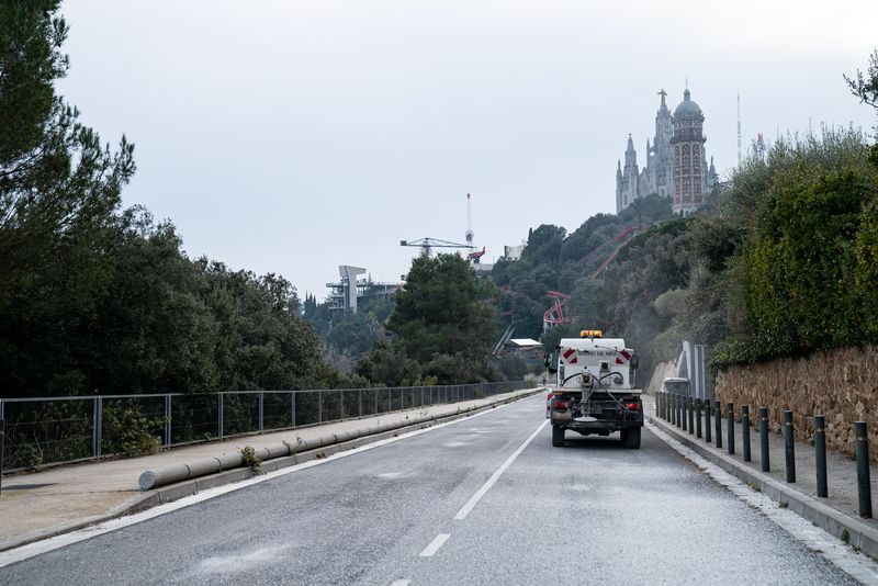 <div class='imageHoverDetail'>
             <p class='imageHoverTitle twoLineBreak'>Camió de Barcelona pel Medi Ambient que va ruixant amb sal la carretera de Va...</p>
             <p class='imageHoverAutor oneLineBreak'>Autor: Martí Petit</p>
             <button class='imageHoverBtn'>Mostra els detalls de la imatge <span class='sr-only'>Camió de Barcelona pel Medi Ambient que va ruixant amb sal la carretera de Va...</span></button>
             </div>