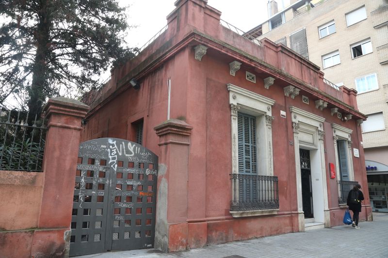 <div class='imageHoverDetail'>
             <p class='imageHoverTitle twoLineBreak'>Seu del Departament per a la Transversalitat de Gènere al carrer de les Camèl...</p>
             <p class='imageHoverAutor oneLineBreak'>Autor: Laura Llach</p>
             <button class='imageHoverBtn'>Mostra els detalls de la imatge <span class='sr-only'>Seu del Departament per a la Transversalitat de Gènere al carrer de les Camèl...</span></button>
             </div>