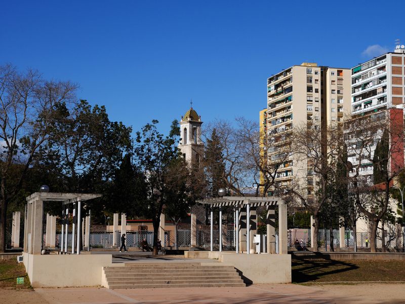 <div class='imageHoverDetail'>
             <p class='imageHoverTitle twoLineBreak'>Parc de Sant Martí</p>
             <p class='imageHoverAutor oneLineBreak'>Autor: Vicente Zambrano</p>
             <button class='imageHoverBtn'>Mostra els detalls de la imatge <span class='sr-only'>Parc de Sant Martí</span></button>
             </div>