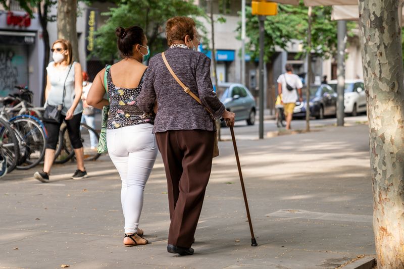 <div class='imageHoverDetail'>
             <p class='imageHoverTitle twoLineBreak'>Una dona jove acompanya durant el passeig una dona gran amb bastó pel passeig...</p>
             <p class='imageHoverAutor oneLineBreak'>Autor: Clara Soler Chopo</p>
             <button class='imageHoverBtn'>Mostra els detalls de la imatge <span class='sr-only'>Una dona jove acompanya durant el passeig una dona gran amb bastó pel passeig...</span></button>
             </div>