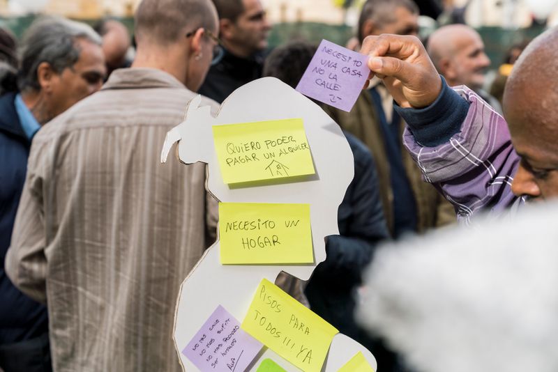 <div class='imageHoverDetail'>
             <p class='imageHoverTitle twoLineBreak'>Figures de cartró amb notes adhesives amb comentaris dels assistents</p>
             <p class='imageHoverAutor oneLineBreak'>Autor: Goroka (Empresa)</p>
             <button class='imageHoverBtn'>Mostra els detalls de la imatge <span class='sr-only'>Figures de cartró amb notes adhesives amb comentaris dels assistents</span></button>
             </div>