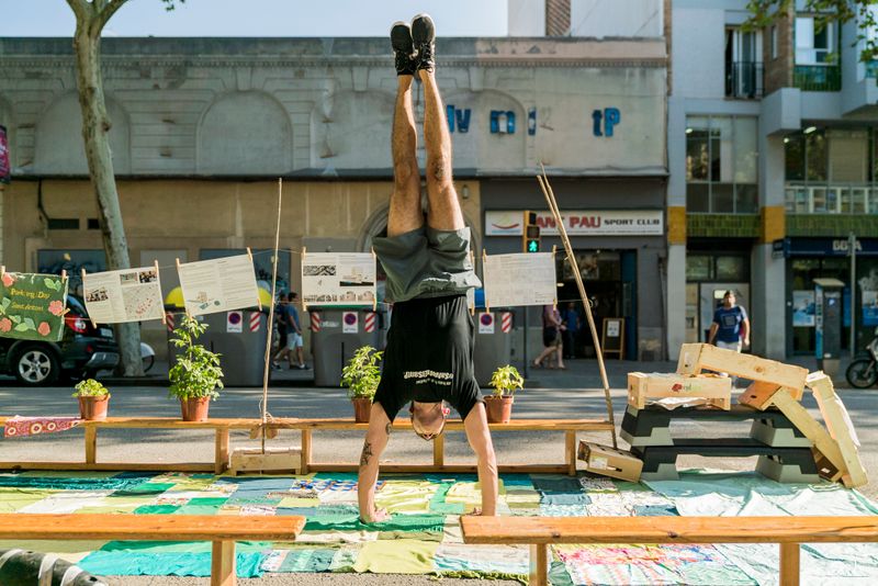 <div class='imageHoverDetail'>
             <p class='imageHoverTitle twoLineBreak'>Jove fent equilibris a la instal·lació del barri de Sant Antoni durant el Par...</p>
             <p class='imageHoverAutor oneLineBreak'>Autor: Marc Gómez</p>
             <button class='imageHoverBtn'>Mostra els detalls de la imatge <span class='sr-only'>Jove fent equilibris a la instal·lació del barri de Sant Antoni durant el Par...</span></button>
             </div>