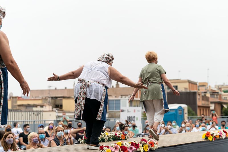 <div class='imageHoverDetail'>
             <p class='imageHoverTitle twoLineBreak'>Veïnes del barri desfilant durant la novena edició de la Roquetes Fashion Foo...</p>
             <p class='imageHoverAutor oneLineBreak'>Autor: Mariona Gil</p>
             <button class='imageHoverBtn'>Mostra els detalls de la imatge <span class='sr-only'>Veïnes del barri desfilant durant la novena edició de la Roquetes Fashion Foo...</span></button>
             </div>