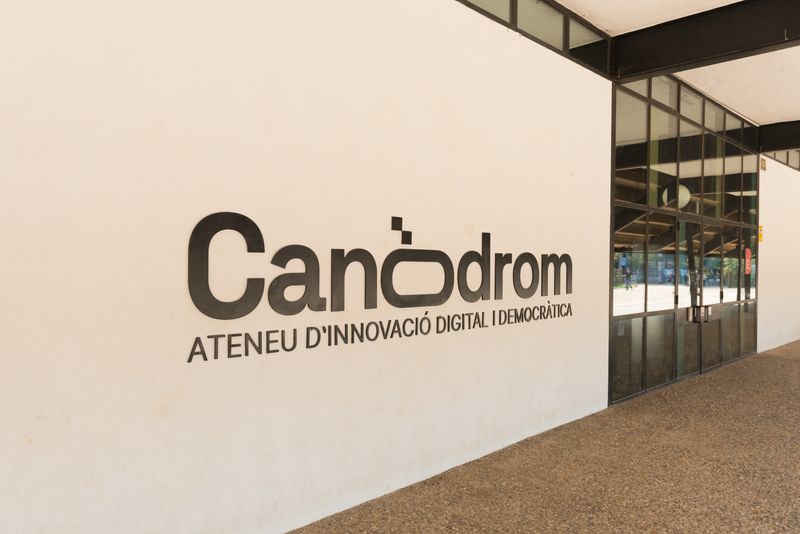 <div class='imageHoverDetail'>
             <p class='imageHoverTitle twoLineBreak'>Fachada del Canòdrom-Ateneo de Innovación Digital y Democrática</p>
             <p class='imageHoverAutor oneLineBreak'>Autor: Ceci Fimia</p>
             <button class='imageHoverBtn'>Ver los detalles de la imagen <span class='sr-only'>Fachada del Canòdrom-Ateneo de Innovación Digital y Democrática</span></button>
             </div>