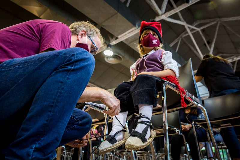 <div class='imageHoverDetail'>
             <p class='imageHoverTitle twoLineBreak'>Un home lliga les espardenyes d'un infant que participa en una de les activit...</p>
             <p class='imageHoverAutor oneLineBreak'>Autor: Pere Virgili</p>
             <button class='imageHoverBtn'>Mostra els detalls de la imatge <span class='sr-only'>Un home lliga les espardenyes d'un infant que participa en una de les activit...</span></button>
             </div>