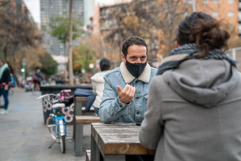 <div class='imageHoverDetail'>
             <p class='imageHoverTitle twoLineBreak'>Dues persones conversen en una de les taules de pícnic de la superilla del Po...</p>
             <p class='imageHoverAutor oneLineBreak'>Autor: Clara Soler Chopo</p>
             <button class='imageHoverBtn'>Mostra els detalls de la imatge <span class='sr-only'>Dues persones conversen en una de les taules de pícnic de la superilla del Po...</span></button>
             </div>