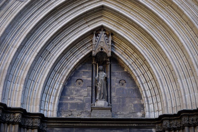 <div class='imageHoverDetail'>
             <p class='imageHoverTitle twoLineBreak'>Portal de Sant Iu. Timpà i arquivoltes</p>
             <p class='imageHoverAutor oneLineBreak'>Autor: Vicente Zambrano González</p>
             <button class='imageHoverBtn'>Mostra els detalls de la imatge <span class='sr-only'>Portal de Sant Iu. Timpà i arquivoltes</span></button>
             </div>