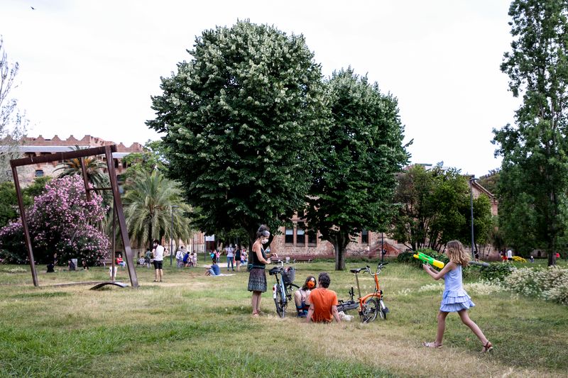 
             Unes famílies seuen sobre la gespa als jardins de la Maternitat mantenint les...
             Autor: Edu Bayer
             Mostra els detalls de la imatge Unes famílies seuen sobre la gespa als jardins de la Maternitat mantenint les...
             
