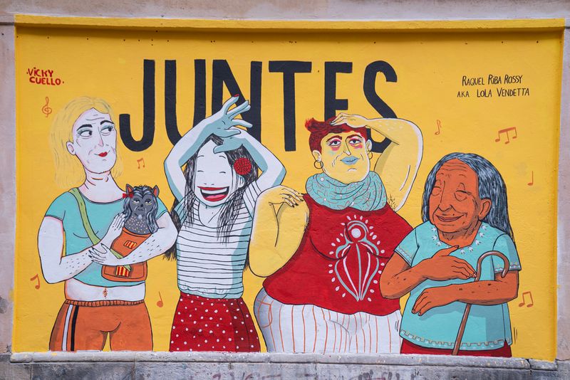 <div class='imageHoverDetail'>
             <p class='imageHoverTitle twoLineBreak'>Fragment del mural reivindicatiu feminista creat als murs de la Model on es v...</p>
             <p class='imageHoverAutor oneLineBreak'>Autor: Martí Petit</p>
             <button class='imageHoverBtn'>Mostra els detalls de la imatge <span class='sr-only'>Fragment del mural reivindicatiu feminista creat als murs de la Model on es v...</span></button>
             </div>