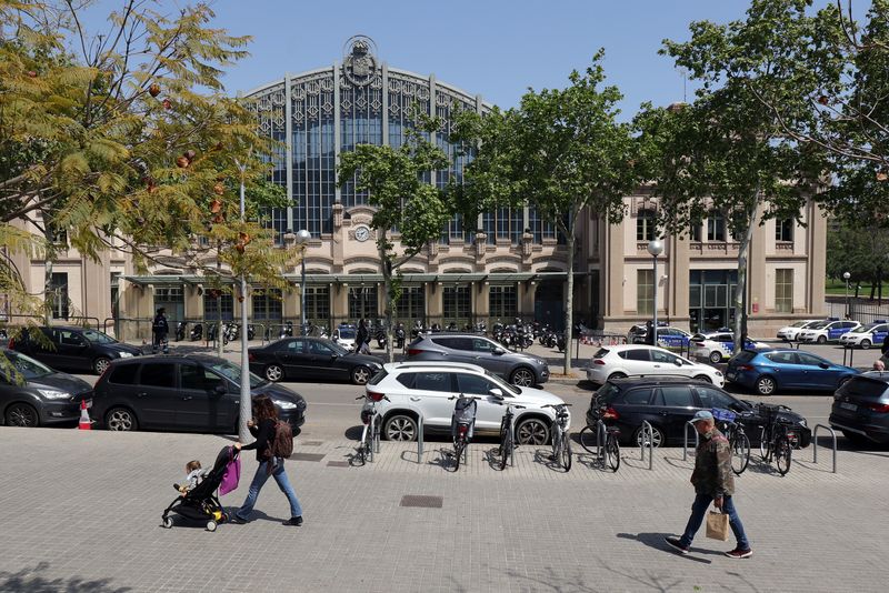 <div class='imageHoverDetail'>
             <p class='imageHoverTitle twoLineBreak'>Estació del Nord. Façana</p>
             <p class='imageHoverAutor oneLineBreak'>Autor: Vicente Zambrano González</p>
             <button class='imageHoverBtn'>Mostra els detalls de la imatge <span class='sr-only'>Estació del Nord. Façana</span></button>
             </div>