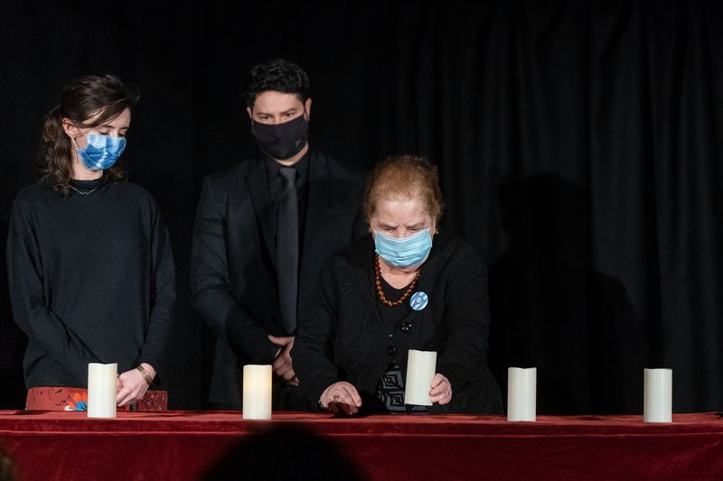 <div class='imageHoverDetail'>
             <p class='imageHoverTitle twoLineBreak'>Encesa de la cinquena espelma, a càrrec de Josefa Borràs, en record dels repu...</p>
             <p class='imageHoverAutor oneLineBreak'>Autor: Laura Guerrero</p>
             <button class='imageHoverBtn'>Mostra els detalls de la imatge <span class='sr-only'>Encesa de la cinquena espelma, a càrrec de Josefa Borràs, en record dels repu...</span></button>
             </div>