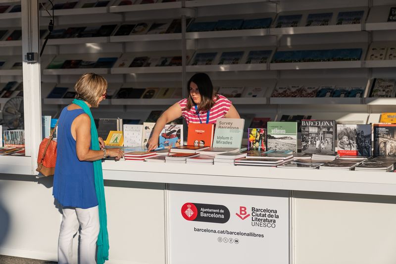 
             Una dependienta del estand de la Diputación de Barcelona y el Ayuntamiento de...
             Autor: Lucas Amillano
             Ver los detalles de la imagen Una dependienta del estand de la Diputación de Barcelona y el Ayuntamiento de...
             