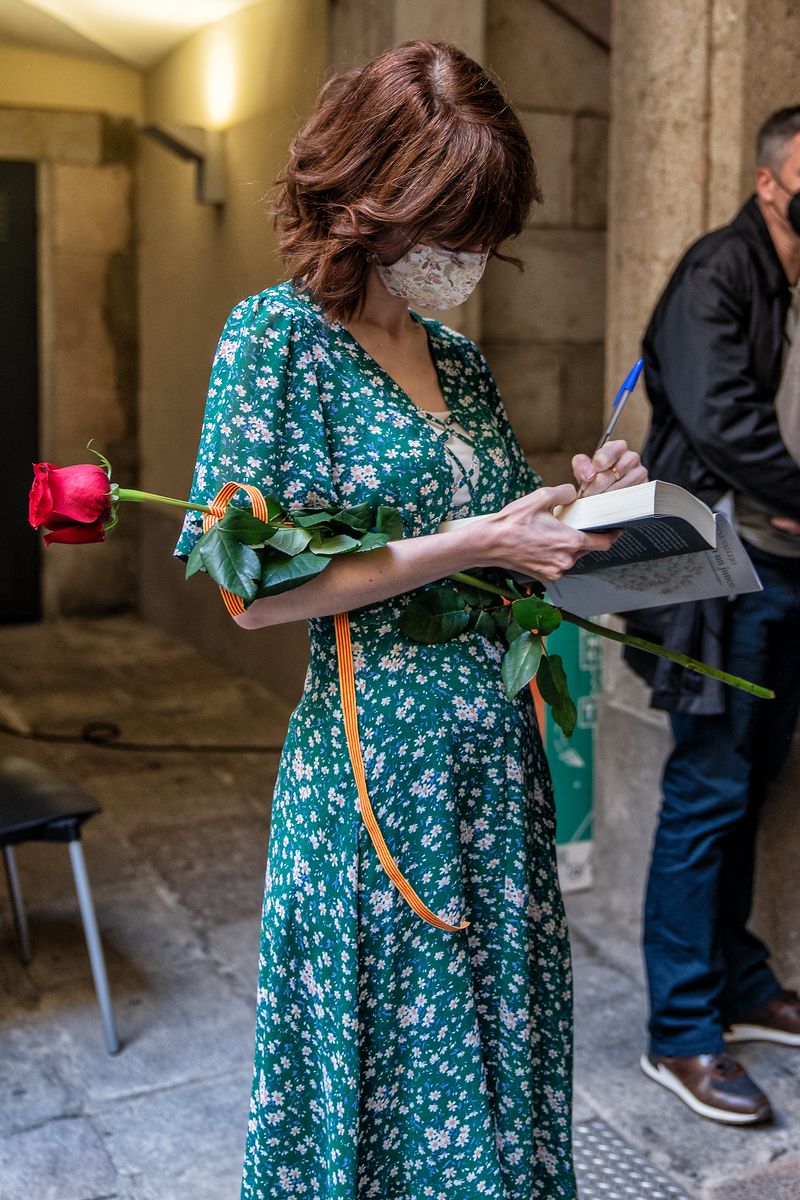 <div class='imageHoverDetail'>
             <p class='imageHoverTitle twoLineBreak'>Irene Vallejo amb una rosa sota el braç signa un llibre durant l’esmorzar de ...</p>
             <p class='imageHoverAutor oneLineBreak'>Autor: Laura Guerrero</p>
             <button class='imageHoverBtn'>Mostra els detalls de la imatge <span class='sr-only'>Irene Vallejo amb una rosa sota el braç signa un llibre durant l’esmorzar de ...</span></button>
             </div>