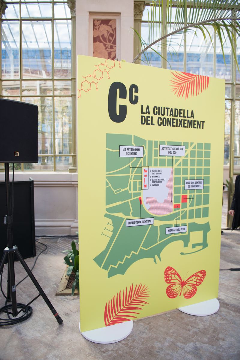 <div class='imageHoverDetail'>
             <p class='imageHoverTitle twoLineBreak'>Cartell amb informació de La Ciutadella del Coneixement col·locat a la inaugu...</p>
             <p class='imageHoverAutor oneLineBreak'>Autor: Ceci Fimia</p>
             <button class='imageHoverBtn'>Mostra els detalls de la imatge <span class='sr-only'>Cartell amb informació de La Ciutadella del Coneixement col·locat a la inaugu...</span></button>
             </div>