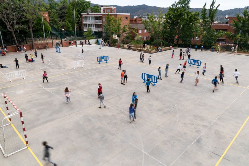 <div class='imageHoverDetail'>
             <p class='imageHoverTitle twoLineBreak'>Nens jugant a la pista de ciment del pati de l’escola amb tanques que diferen...</p>
             <p class='imageHoverAutor oneLineBreak'>Autor: Mariona Gil</p>
             <button class='imageHoverBtn'>Mostra els detalls de la imatge <span class='sr-only'>Nens jugant a la pista de ciment del pati de l’escola amb tanques que diferen...</span></button>
             </div>