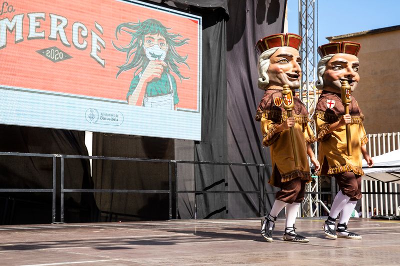 <div class='imageHoverDetail'>
             <p class='imageHoverTitle twoLineBreak'>Els Nans Macers ballen dalt de l'escenari durant la "Mercè dansa" a la plaça ...</p>
             <p class='imageHoverAutor oneLineBreak'>Autor: Ariana Nalda</p>
             <button class='imageHoverBtn'>Mostra els detalls de la imatge <span class='sr-only'>Els Nans Macers ballen dalt de l'escenari durant la "Mercè dansa" a la plaça ...</span></button>
             </div>