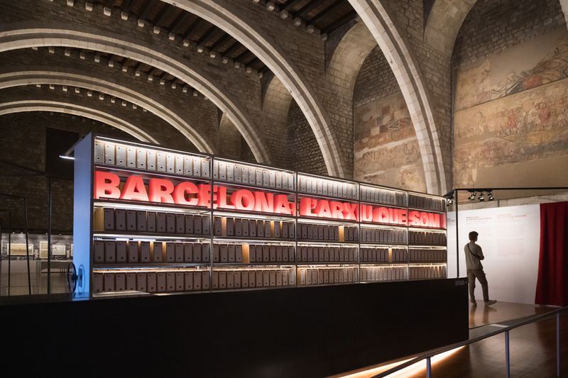 <div class='imageHoverDetail'>
             <p class='imageHoverTitle twoLineBreak'>Parte de la exposición “Barcelona: el Archivo que somos. Los documentos de la...</p>
             <p class='imageHoverAutor oneLineBreak'>Autor: Ceci Fimia</p>
             <button class='imageHoverBtn'>Ver los detalles de la imagen <span class='sr-only'>Parte de la exposición “Barcelona: el Archivo que somos. Los documentos de la...</span></button>
             </div>