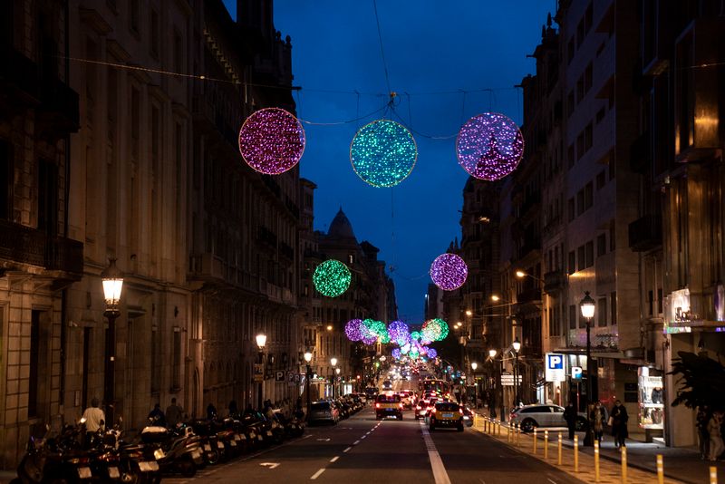 <div class='imageHoverDetail'>
             <p class='imageHoverTitle twoLineBreak'>La via Laietana amb la il·luminació de Nadal encesa i amb poca circulació de ...</p>
             <p class='imageHoverAutor oneLineBreak'>Autor: Martí Petit</p>
             <button class='imageHoverBtn'>Mostra els detalls de la imatge <span class='sr-only'>La via Laietana amb la il·luminació de Nadal encesa i amb poca circulació de ...</span></button>
             </div>