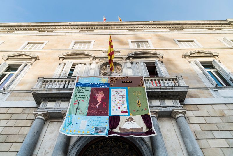 
             Façana de la Generalitat amb un gran tapís penjant de la balconada amb motiu ...
             Autor: Clara Soler Chopo
             Mostra els detalls de la imatge Façana de la Generalitat amb un gran tapís penjant de la balconada amb motiu ...
             