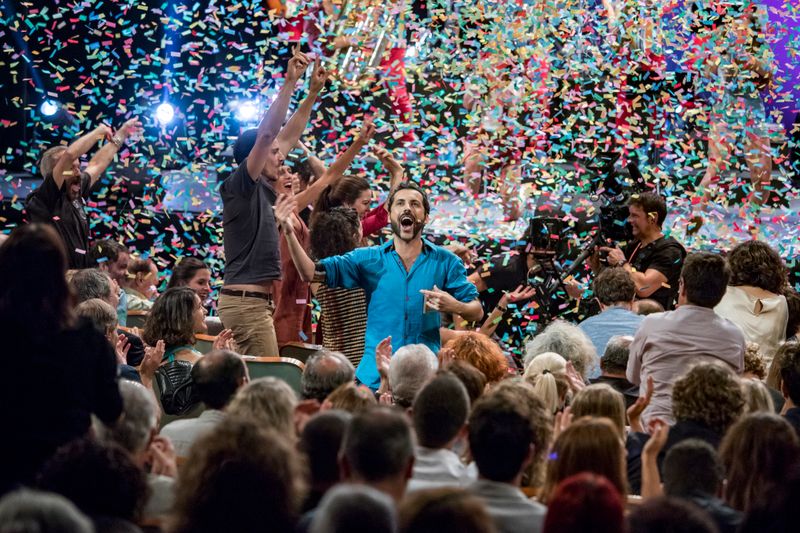 
             Fi de festa de la 17a gala "Catalunya aixeca el teló", amb Guillem Albà
             Autor: Laura Guerrero
             Mostra els detalls de la imatge Fi de festa de la 17a gala "Catalunya aixeca el teló", amb Guillem Albà
             