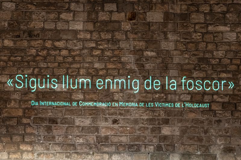 <div class='imageHoverDetail'>
             <p class='imageHoverTitle twoLineBreak'>Rètol il·luminat a la paret del Saló del Tinell durant l'acte d'homenatge a l...</p>
             <p class='imageHoverAutor oneLineBreak'>Autor: Laura Guerrero</p>
             <button class='imageHoverBtn'>Mostra els detalls de la imatge <span class='sr-only'>Rètol il·luminat a la paret del Saló del Tinell durant l'acte d'homenatge a l...</span></button>
             </div>