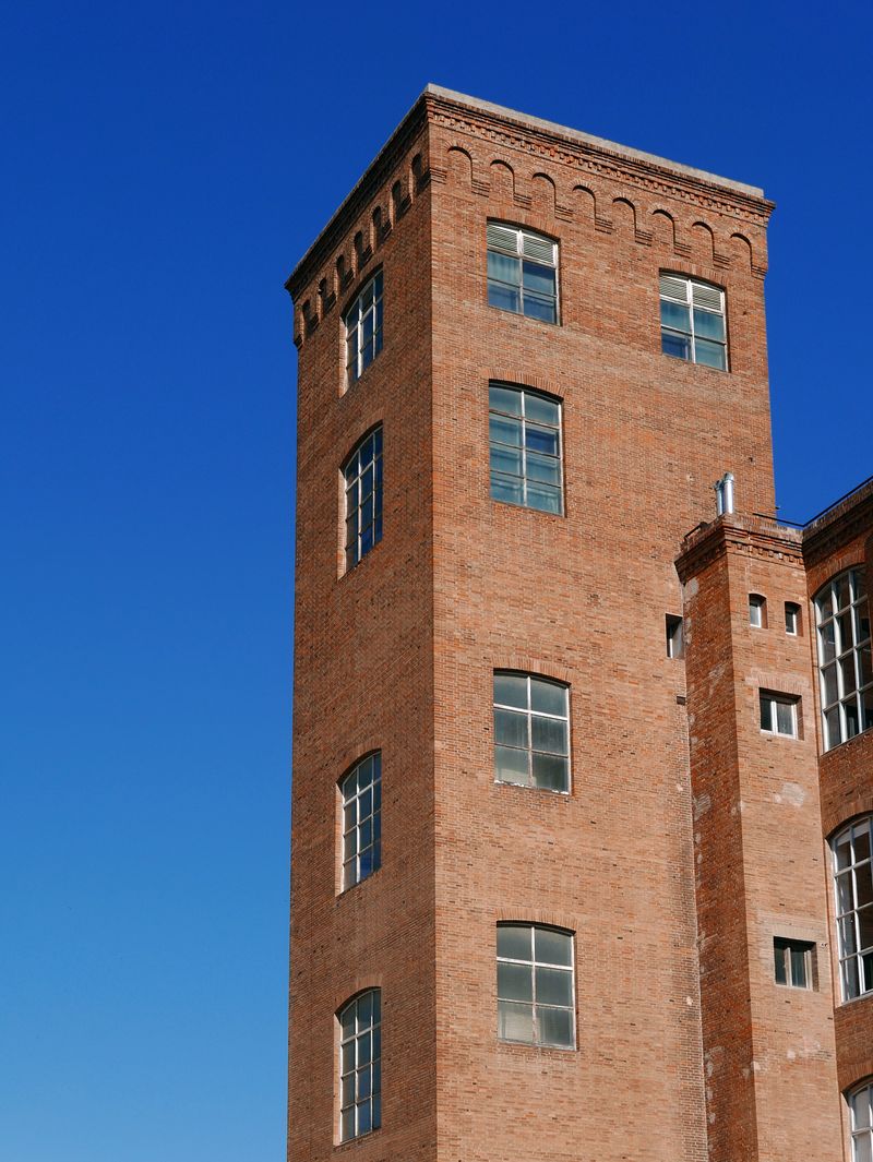 <div class='imageHoverDetail'>
             <p class='imageHoverTitle twoLineBreak'>Exterior de la fàbrica de creació Fabra i Coats</p>
             <p class='imageHoverAutor oneLineBreak'>Autor: Vicente Zambrano</p>
             <button class='imageHoverBtn'>Mostra els detalls de la imatge <span class='sr-only'>Exterior de la fàbrica de creació Fabra i Coats</span></button>
             </div>