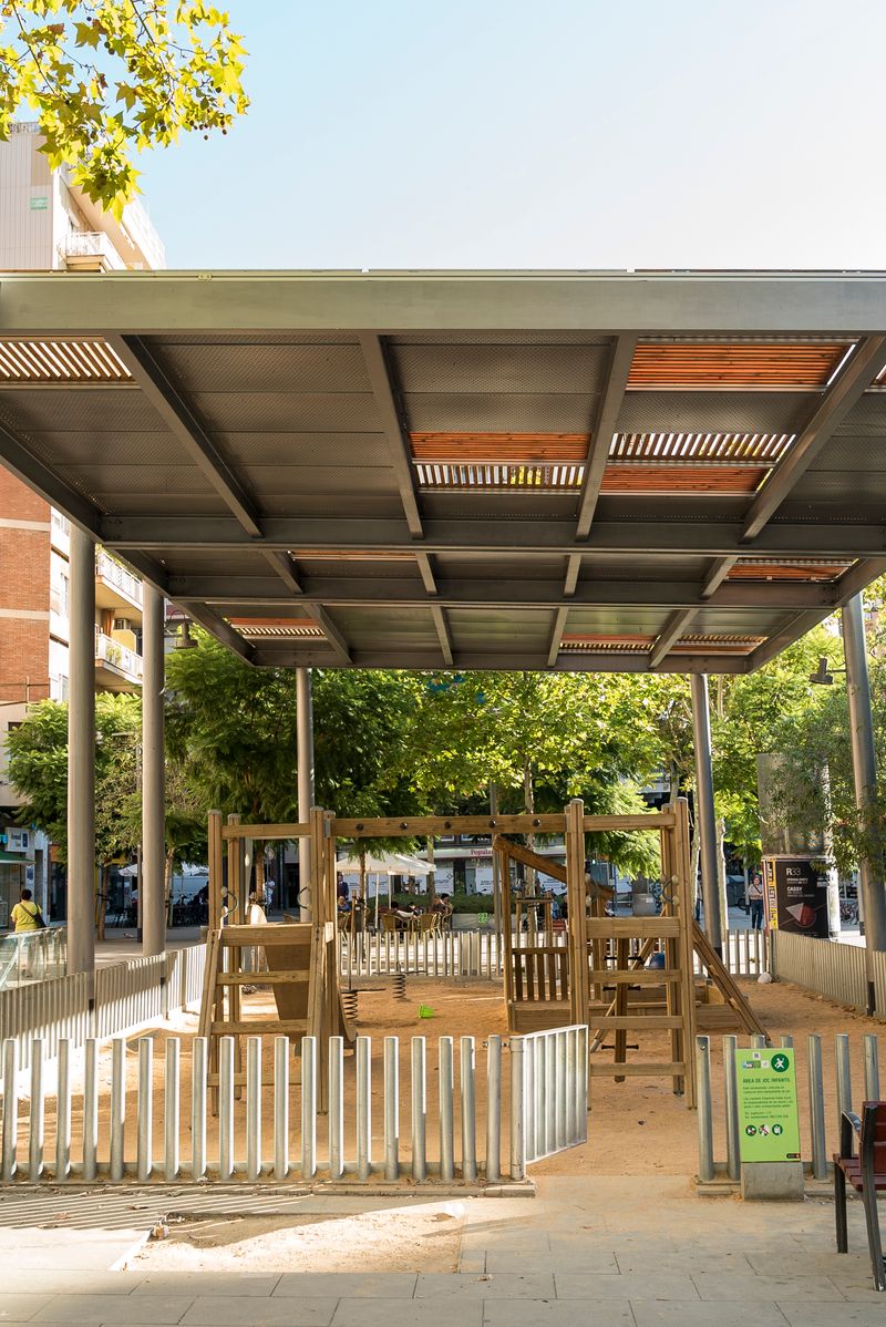 <div class='imageHoverDetail'>
             <p class='imageHoverTitle twoLineBreak'>Vista general de la zona de jocs sota la pèrgola</p>
             <p class='imageHoverAutor oneLineBreak'>Autor: Sebastià Rambla</p>
             <button class='imageHoverBtn'>Mostra els detalls de la imatge <span class='sr-only'>Vista general de la zona de jocs sota la pèrgola</span></button>
             </div>