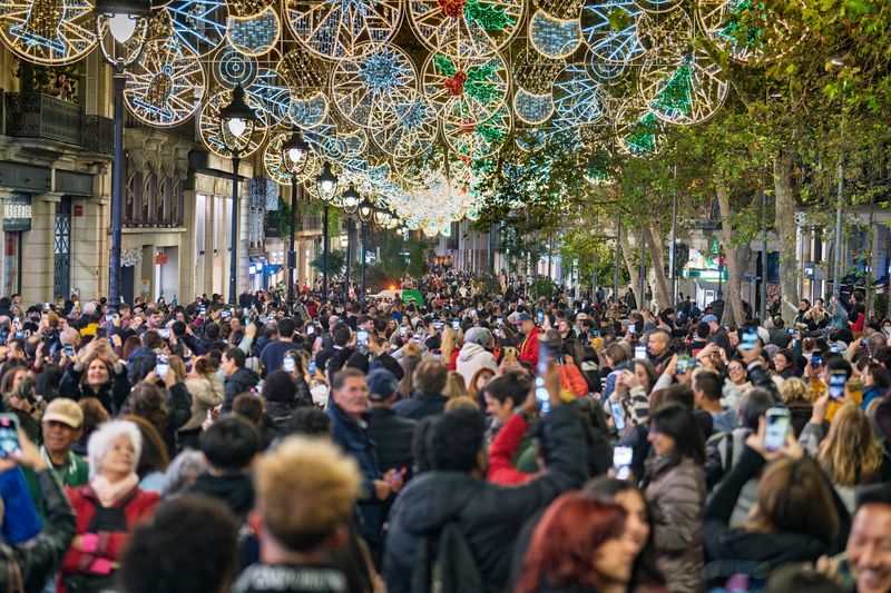 <div class='imageHoverDetail'>
             <p class='imageHoverTitle twoLineBreak'>Vista de las luces de Navidad de la avenida del Portal de l'Àngel</p>
             <p class='imageHoverAutor oneLineBreak'>Autor: Laura Guerrero</p>
             <button class='imageHoverBtn'>Ver los detalles de la imagen <span class='sr-only'>Vista de las luces de Navidad de la avenida del Portal de l'Àngel</span></button>
             </div>