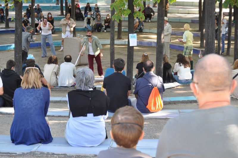 <div class='imageHoverDetail'>
             <p class='imageHoverTitle twoLineBreak'>Actors de la companyia Parking Shakespeare durant la interpretació de "Les al...</p>
             <p class='imageHoverAutor oneLineBreak'>Autor: Ramon Cristóbal</p>
             <button class='imageHoverBtn'>Mostra els detalls de la imatge <span class='sr-only'>Actors de la companyia Parking Shakespeare durant la interpretació de "Les al...</span></button>
             </div>