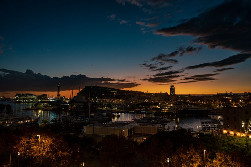 <div class='imageHoverDetail'>
             <p class='imageHoverTitle twoLineBreak'>Vista del port i de la muntanya de Montjuïc al capvespre</p>
             <p class='imageHoverAutor oneLineBreak'>Autor: Laura Guerrero</p>
             <button class='imageHoverBtn'>Mostra els detalls de la imatge <span class='sr-only'>Vista del port i de la muntanya de Montjuïc al capvespre</span></button>
             </div>