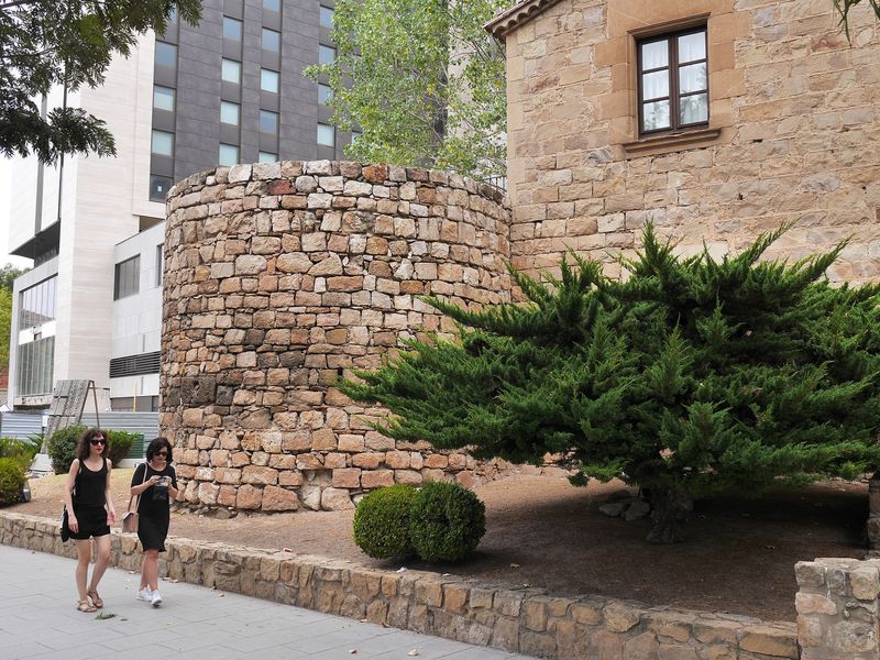 <div class='imageHoverDetail'>
             <p class='imageHoverTitle twoLineBreak'>Masia Torre Rodona. Can Vinyals de la Torre</p>
             <p class='imageHoverAutor oneLineBreak'>Autor: Vicente Zambrano González</p>
             <button class='imageHoverBtn'>Mostra els detalls de la imatge <span class='sr-only'>Masia Torre Rodona. Can Vinyals de la Torre</span></button>
             </div>