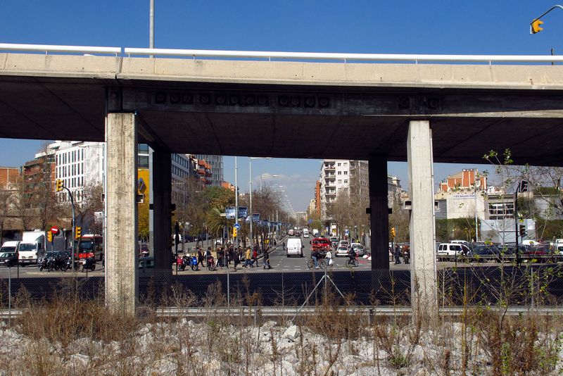 <div class='imageHoverDetail'>
             <p class='imageHoverTitle twoLineBreak'>Març 2012. Plataforma elevada de la gran via de les Corts Catalanes i avingud...</p>
             <p class='imageHoverAutor oneLineBreak'>Autor: Vicente Zambrano</p>
             <button class='imageHoverBtn'>Mostra els detalls de la imatge <span class='sr-only'>Març 2012. Plataforma elevada de la gran via de les Corts Catalanes i avingud...</span></button>
             </div>