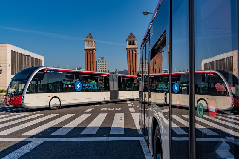 
             Nous vehicles de la flota d’autobusos elèctrics de TMB a l’avinguda de la Rei...
             Autor: Laura Guerrero
             Mostra els detalls de la imatge Nous vehicles de la flota d’autobusos elèctrics de TMB a l’avinguda de la Rei...
             