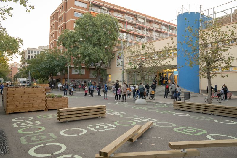 <div class='imageHoverDetail'>
             <p class='imageHoverTitle twoLineBreak'>Zona pacificada davant de l'Escola Lavínia amb jardineres, bancs i jocs que o...</p>
             <p class='imageHoverAutor oneLineBreak'>Autor: Martí Petit</p>
             <button class='imageHoverBtn'>Mostra els detalls de la imatge <span class='sr-only'>Zona pacificada davant de l'Escola Lavínia amb jardineres, bancs i jocs que o...</span></button>
             </div>