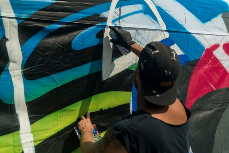 <div class='imageHoverDetail'>
             <p class='imageHoverTitle twoLineBreak'>La Mercè als barris. Murals al Parc de la Trinitat</p>
             <p class='imageHoverAutor oneLineBreak'>Autor: Carlota Serarols</p>
             <button class='imageHoverBtn'>Mostra els detalls de la imatge <span class='sr-only'>La Mercè als barris. Murals al Parc de la Trinitat</span></button>
             </div>