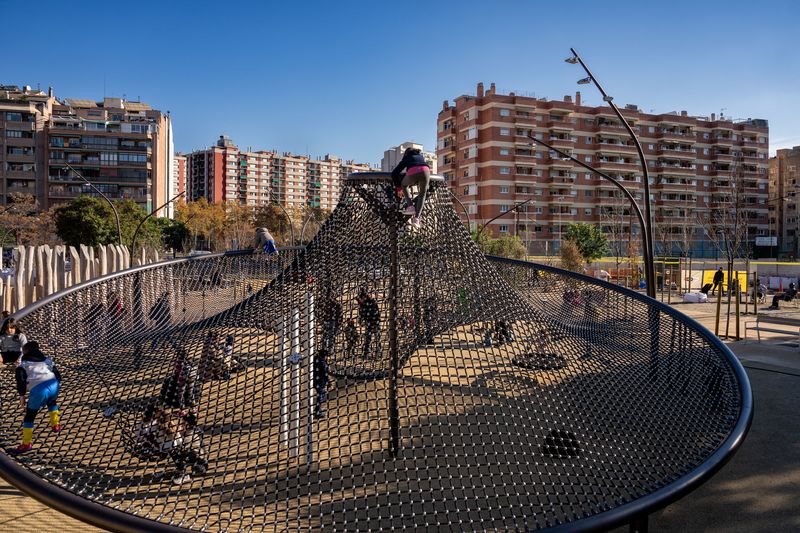 
             Àrea de joc infantil davant l