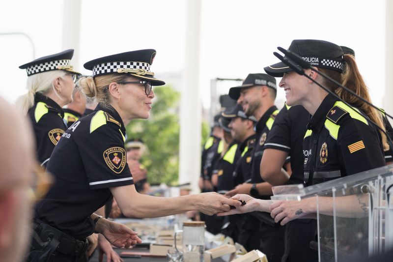 <div class='imageHoverDetail'>
             <p class='imageHoverTitle twoLineBreak'>Companys de la Guàrdia Urbana entreguen les xarreteres a membres de la promoc...</p>
             <p class='imageHoverAutor oneLineBreak'>Autor: Ceci Fimia</p>
             <button class='imageHoverBtn'>Mostra els detalls de la imatge <span class='sr-only'>Companys de la Guàrdia Urbana entreguen les xarreteres a membres de la promoc...</span></button>
             </div>